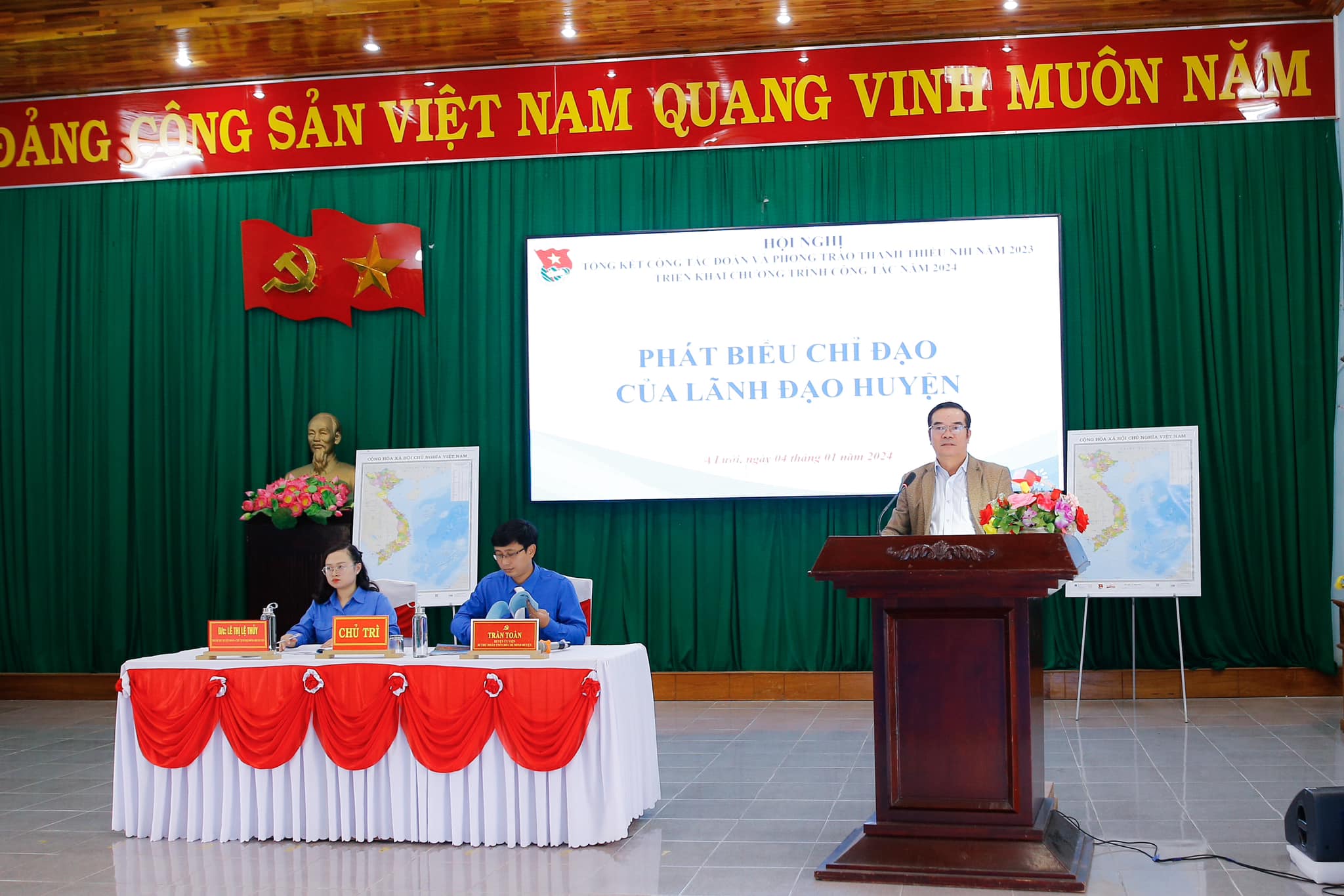 Đồng chí Hồ Đàm Giang – Phó Bí thư Thường trực Huyện uỷ, Chủ tịch HĐND huyện phát biểu tại hội nghị