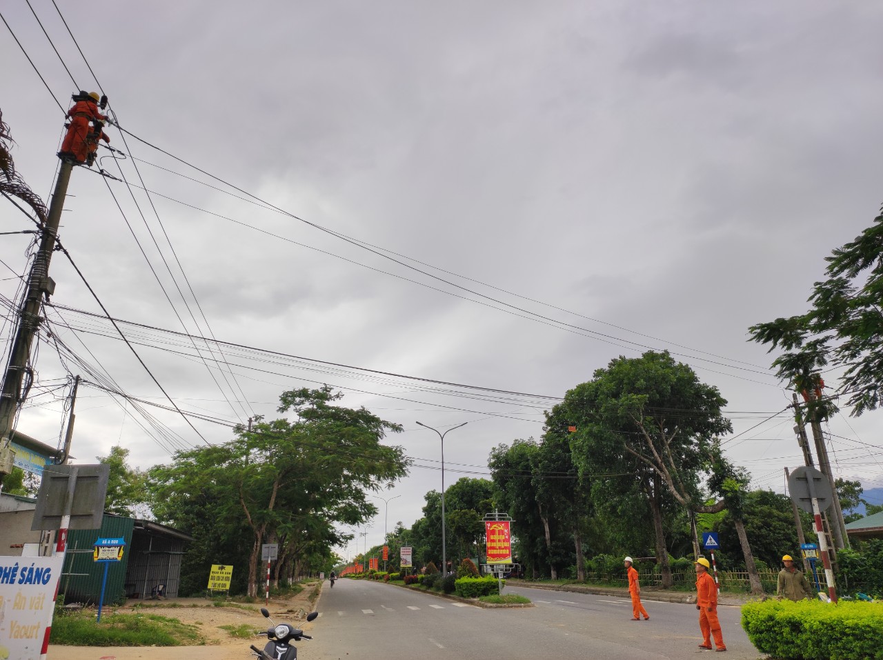 Thi công các công trình lưới điện trước mùa mưa bão