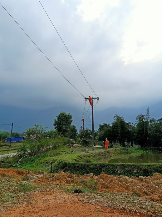 Hình ảnh Xí nghiệp dịch vụ Điện lực Thừa Thiên Huế kéo dây trung thế 22kV